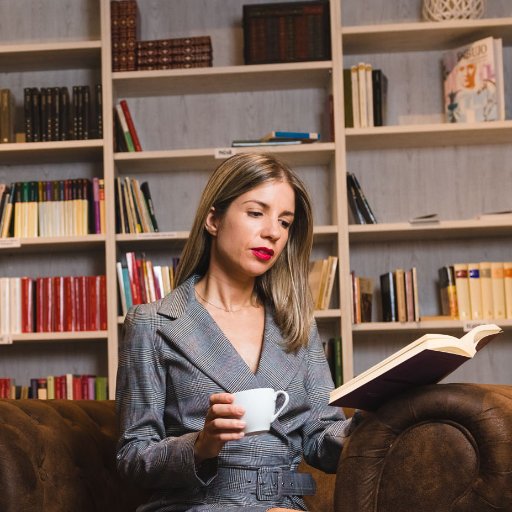 Senior lecturer in the Department of Translation and Interpreting (University of Granada), sworn translator, conference interpreter and mum of identical twins