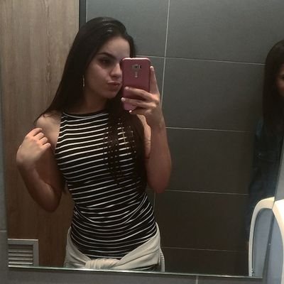 Leonina, Lésbica, insuportável.
A luz de dentro apagou mas eu ainda funciono