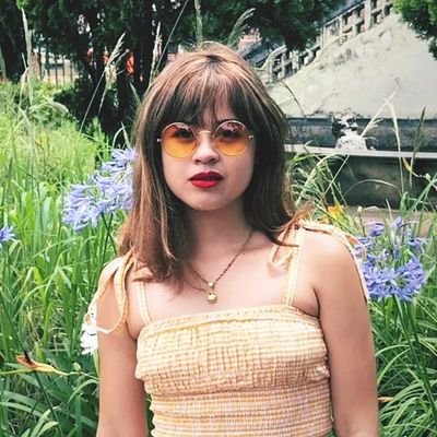 politicamente, economicamente, cientificamente e artisticamente, um desastre 🍒
- bonita, competente e deprimida.