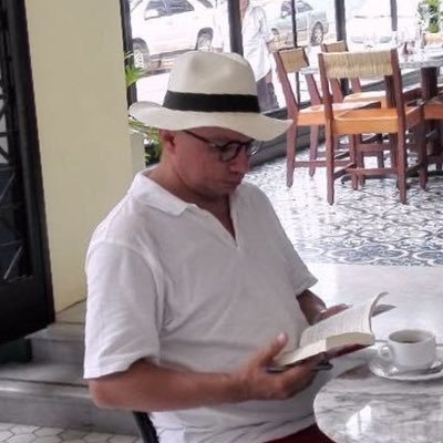 Escritor. Profesor de escritura creativa y didácticas de la literatura y la lectura. Director de la Escuela Politécnica de Artes y Ciencias de Sucre.