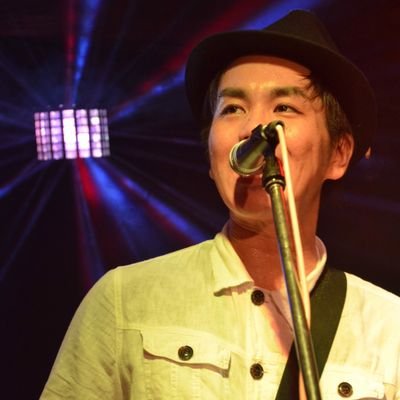 スマホよりかわいくなりたいシンガーソングライター。すべてのブルースに名前をつけるべく、皮肉で卑屈な人間讃歌を今日も歌います。どうせ人間なんて、うつくしい。
