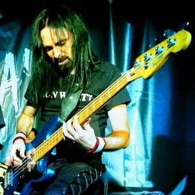 Bassista nei Drifters - Iron Maiden Tribute To The Paul Di'Anno Years