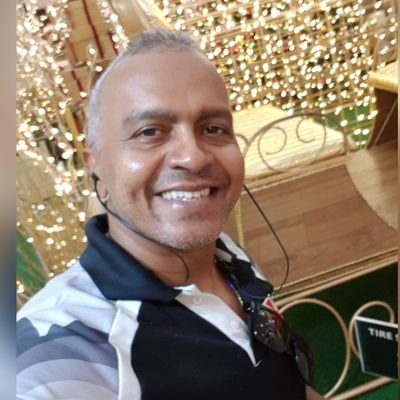 Professor. Cantor. Compositor. Turismólogo. Mestrando em Educação, Pós graduado em Segurança de Redes de Computadores. Pai e filho.