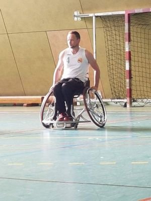 Un handi plein de vie !
Joueur de basket fauteuil à Pau je travaille  pour l'inclusion sociale et professionnelle des personnes handicapées.