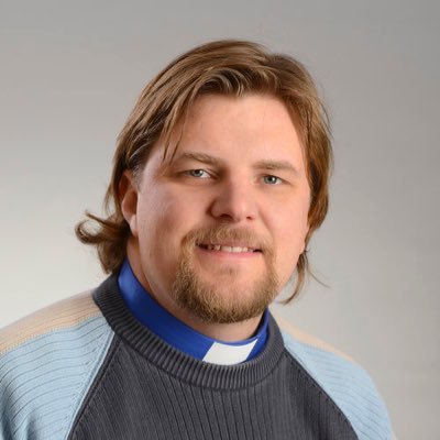 Kirkon nuorisotyönohjaaja, jatkuva oppija ja ihmettelijä, sosionomi (YAMK), datanomi, tuotekehitystyön erikoisammattitutkinto (palvelumuotoilu)