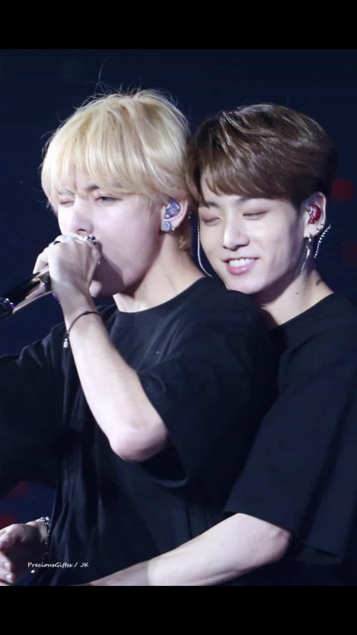 Sou army, totalmente apaixonada por @BTS, também amo @EXO, @blackpink, @twice, @story boy, dentre outros grupos 😄💗❤