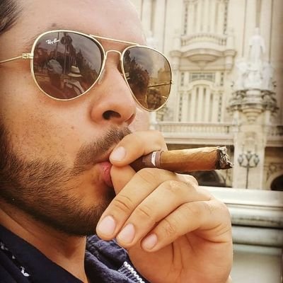 don_arthur's profile picture. Soy medio halcón, voy sin cadenas huyo del mundo que nos condena, que indiferente, suelo volar sobre las nubes de la ciudad; Yo busco un poco de libertad.