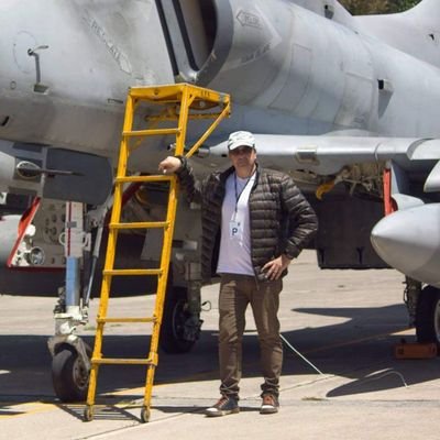 Investigador especializado en Aviación Militar, Periodista Aeronáutico, Entusiasta de los autos, hincha del Ciclón, papá de dos. Coeditor de @avialatina