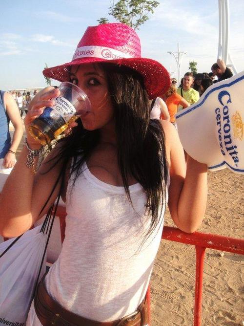 jewel1718's profile picture. I like to drink and party, chat with new people u know the usual...