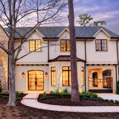 Known for attention to detail and the many custom touches throughout his homes, Richard Price earns the “custom” in his company name.