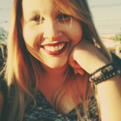 Meu maluca, mas até  inteligente rs , adoro muito musica, livros e filmes, gosto de tudo um pouco.  Nem melhor nem pior,apenas diferente.😜