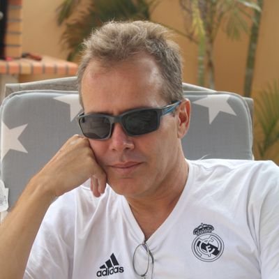 rickybrity's profile picture. "A la vida se viene a veranear".