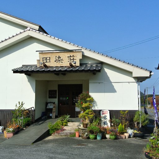 大分県の豊後高田市の山奥で地酒専門の酒屋をしています。
