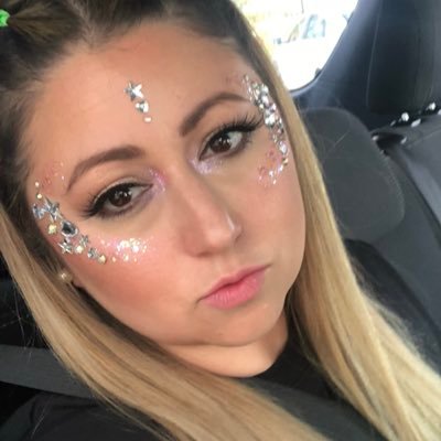 Just a glitter girl who loves festivals. 🌙