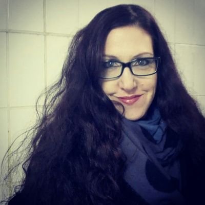 esspertin's profile picture. Hinter jeder großen Frau steht eine, die nichts sieht.

Lesebühnen, Slam Poetry, Moderation,  Massagen und Ernährung.
https://t.co/BspFXE5QKr