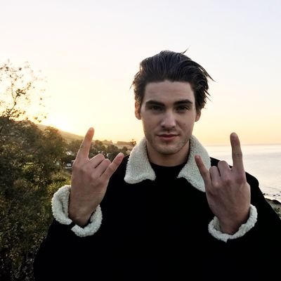 FracturedHood's profile picture. “ɨ աǟռȶ ȶօ ֆӄʏɖɨʋɛ” Lit/descriptive