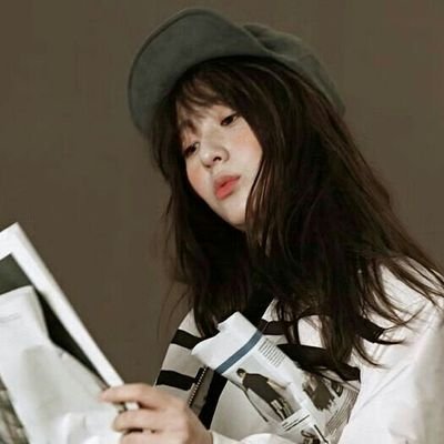 (RP) The sacred mirror said that Snow White is the prettiest, yet actually Krystal Jung is the real answer with her antonishing red lips and deep black eyes.