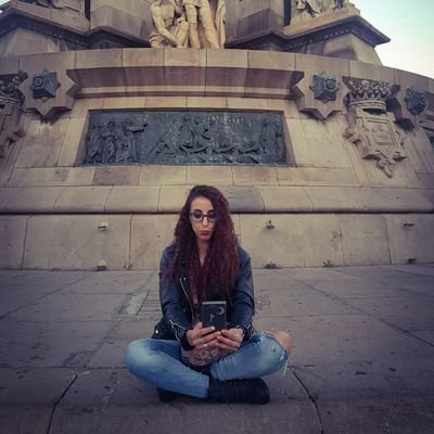 UmiKadiri's profile picture. Qué títeres tan ridículos somos y que vulgar es el escenario en el que bailamos...