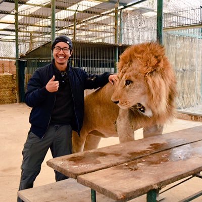 Wata 世界一危険な動物園 ことアルゼンチンのルハン動物園でライオンとのツーショット 写真では笑顔でしたが この時足はガクガク震えてました笑 せかい部 せかいのいきもの アルゼンチン 南米