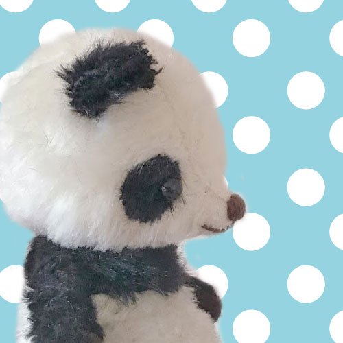 ぬいぐるみを作っている「しろくろや」です。パンダから始まり、パンダだけを作る年月を経て、今はいろいろ作っています。こちらは自作のおひろめばかりのアカウントです。日々のつぶやき用( @yori_coishikawa )と合わせて どちらもお気軽におつきあいください。