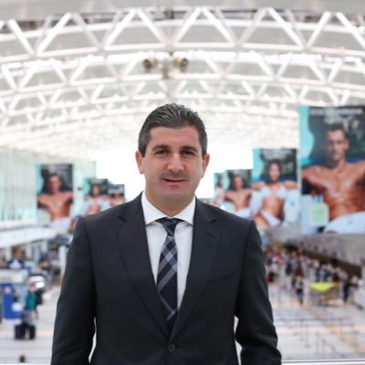 CEO de Aeropuertos Argentina. Argentino/Armenio. Hincha del Rey de Copas.