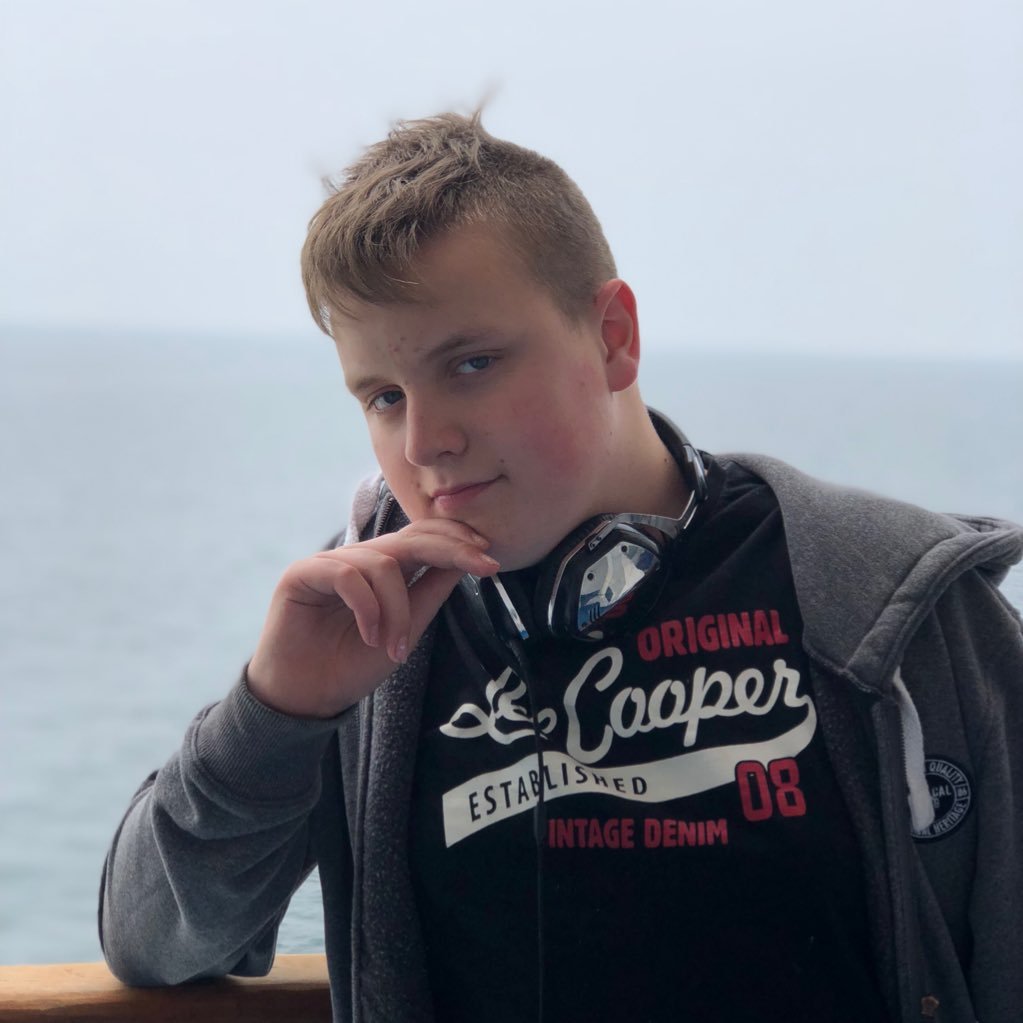 DJfoxbox's profile picture. I am at TJ a twitch stream round a YouTuber