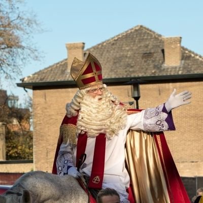 Sinterklaas, 1748 jaar, geboren in Patara (lag in een land dat nu Turkije heet). Sta bekend om het brengen van cadeautjes aan kinderen op mijn naamdag: 5 dec.