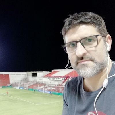 Periodista/ Movilero/Productor - Canal 10/Radio Universidad AM 580/ FM 102.3 Más que Música/Cba24N.
Lic. Com. Social. 
Papá de Malena.