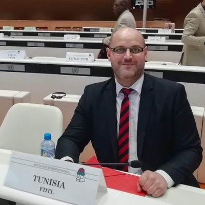 Militant politique et de société civile, social démocrate, je suis responsable des relations internationales d'ettakatol.