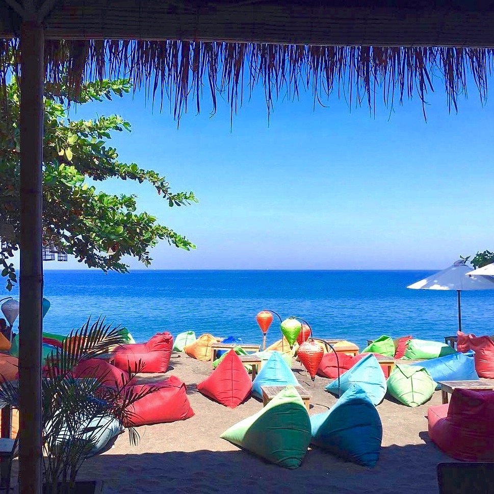 Cool Beach Bar & Restaurant Open 7 Days 4pm to 12pm 🍸🏖 Fantastic Seafood, Steak, Pizzas, Indonesian 🦐🍜 Cocktails, Beer, Wine, Coffee, Shisha, Live Music 🎸