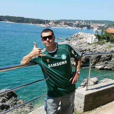 Palmeirense, apreciador de cerveja gelada , morador de Lisboa , empresário maritimo - turistico , pai da Giulia !