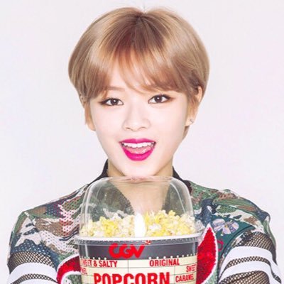 🕊┊Bailarina, vocalista + rapera en el grupo TWIST. Pequeña niña china de descendencia surcoreana con una ligera obsesión a Marvel Cómics y a Seventeen.
