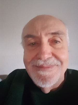 Mi estas franco loĝanta en Germanio ekde kvardek jaroj. Mi estis muzikisto en operorkestro ĝis mia pensiuliĝo. Nun mi ĝuas la vivon kun libroj kaj Esperanto.