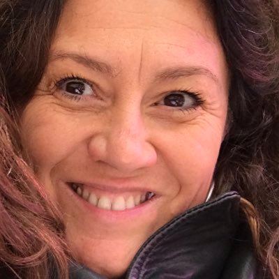 Productrice éditoriale C à vous . Dirigeante de Breizh Salamandre Prod. Ex Red chef du 20h et du 13h de TF1 / ex red chef CAPA / ex red chef la Quotidienne