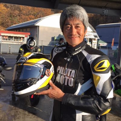 大阪生まれ。横須賀野比海岸にある小さなCafe PILOTA MOTO店主。 日テレG＋BS.MOTOGPクラスコメンテーター。2024年よりClubmanへ参加。愛車 鉄馬舎ハーレースプリンガー。チャンピオン限定車SUZUKI GSXR750RR 。GET.サポートRSタイチ。 アライヘルメット。