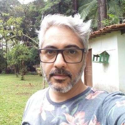 Sou um E.T. e poderia estar abduzindo as pessoas do seu planeta, mas só estou pedindo uma ajundinha, pode ser com 50 centavos ou um pedaço de plutonio..
