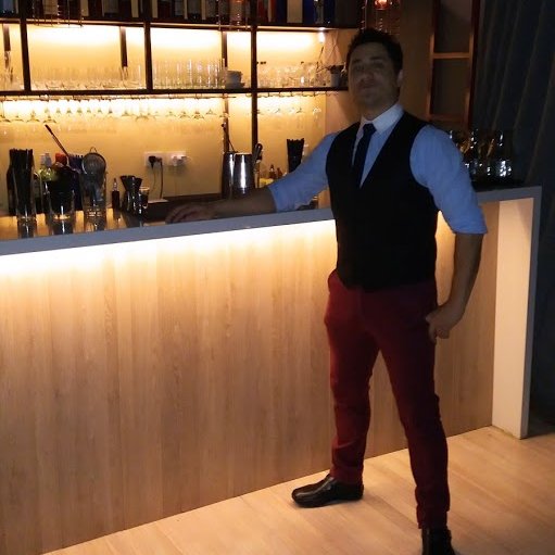 Soy Bartender hace mas de 15 años, Amo la cocteleria en todas sus formas y trato de compartir mis conocimientos con mis amigos y colegas