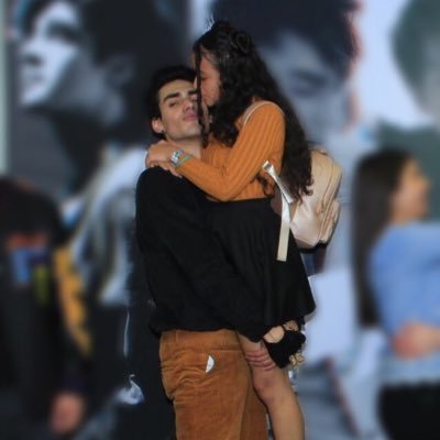 mafermnclv's profile picture. Naciste para ser quien tú quieres ser no para ser lo que los demás quieren que seas :) 💕✌🏼