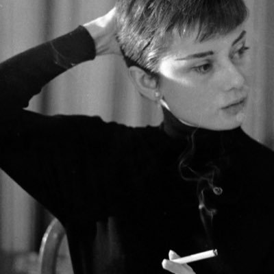 tounivers's profile picture. an invincible summer | 시절의 생각들