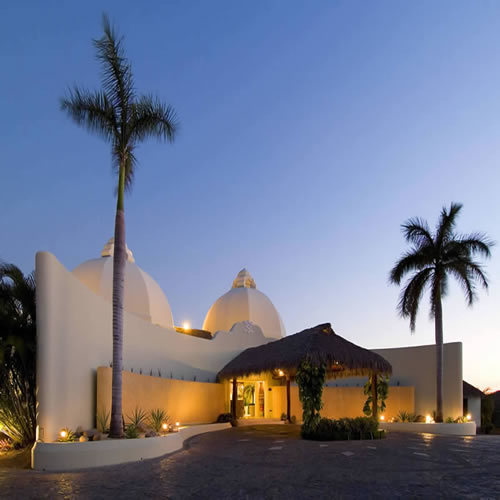 Inspirado por Las Mil y Una Noches, este oasis de tranquilidad y privacidad es, sin duda alguna, el hotel más romántico de Huatulco.