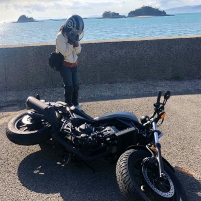 れいな レブル250 いつの写真よ 最近あったみたいに見えるやーん 遠近法とヘルメットが大きくて体が凄く小さく見える