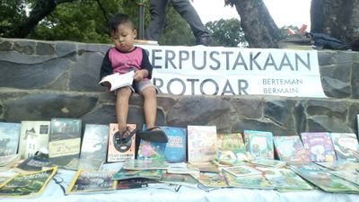 prajurit literasi di trotoar kota malang