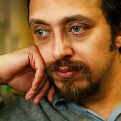 فیزیک خوندم، یکم معلمی میکنم، یکم روزنامهنگاری، اما الآن بیشتر به عنوان یه مارکتیست فعالم اما تلاشم اینه که قبل از همه اینها انسان باشم