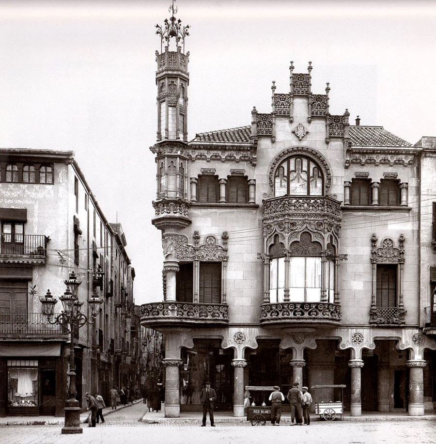 Edifici modernista construït per Lluís Domènech i Montaner l'any 1908 a Reus. És una obra única a Europa, ja que conserva el seu interior original.