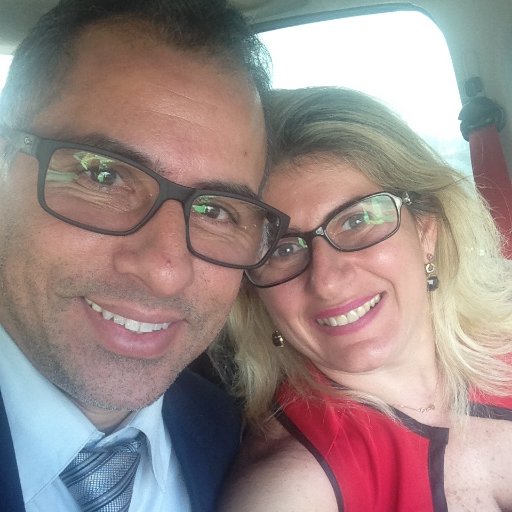 Advogada, mãe de um tesouro, cheia de sorrisos, sonhos, lutando por conquistas, personalidade forte, agradecida e temente a DEUS. Enfim, um pouco de mim...