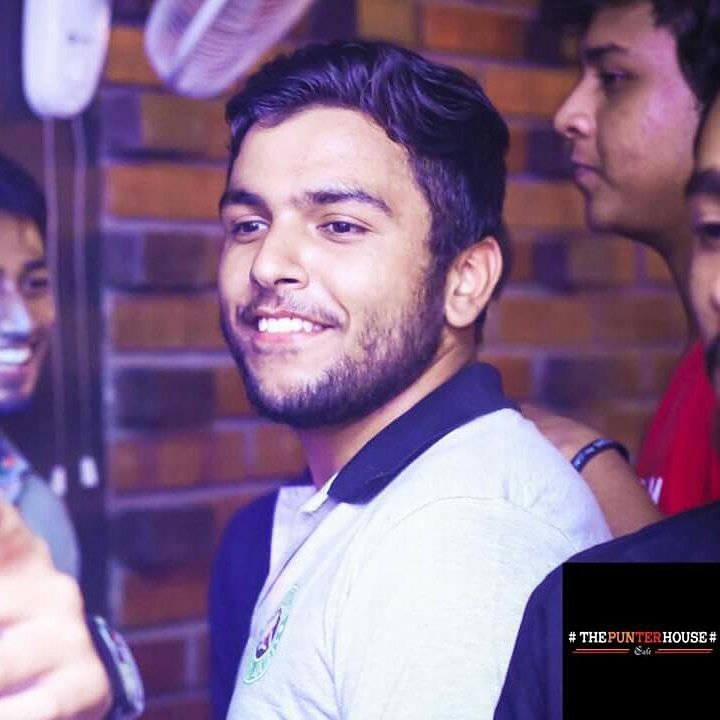 A Manchester United fan 👹 A Tech-savvy person. Loves to play and watch football.