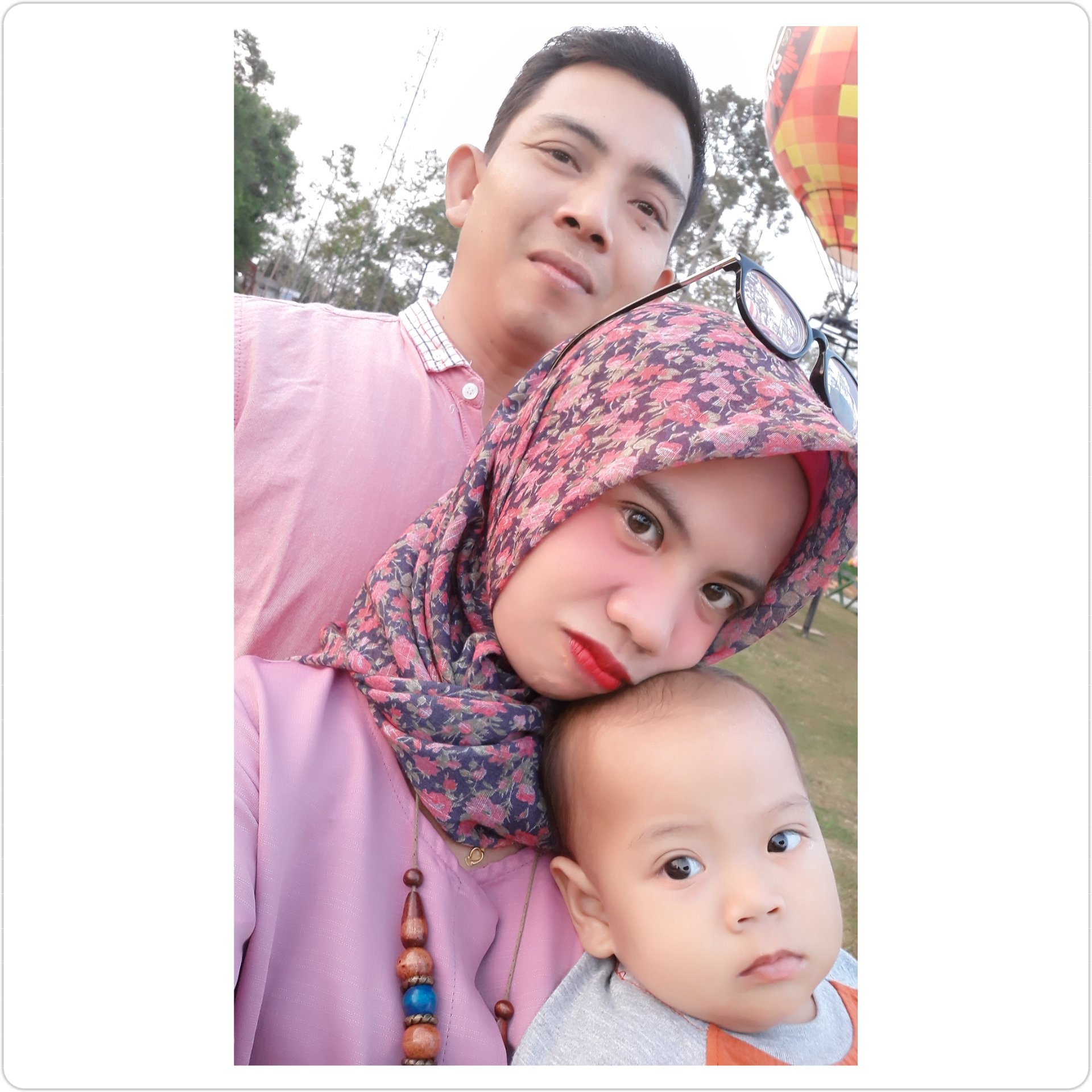 Blessed daughter
Grateful woman
Proud wife of Roni Setiawan
Proud mom of Mahesa Brilliant Setiawan and Elzyan Berlian Setiawan
Bachelor's Degree of Education
