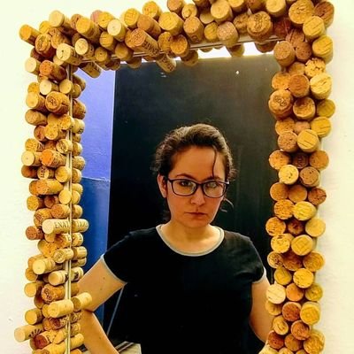 Persona, personaje, escritora, conductora, locutora, maestra o amiga. La gente decide.