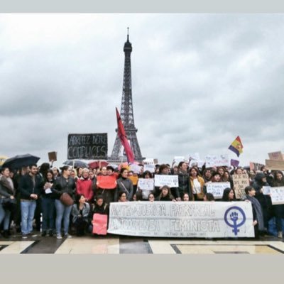 Organizada por emigradas del estado español en París. Espacio mixto, LGTBIQ, anticapitalista, ecologista, antiracista, apartidista e internacionalista.