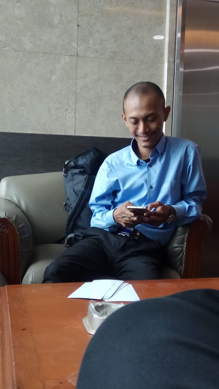 Jejaki tiap lembar peristiwa Hidup
Tak redup karena Raga kuat kita Sanggup